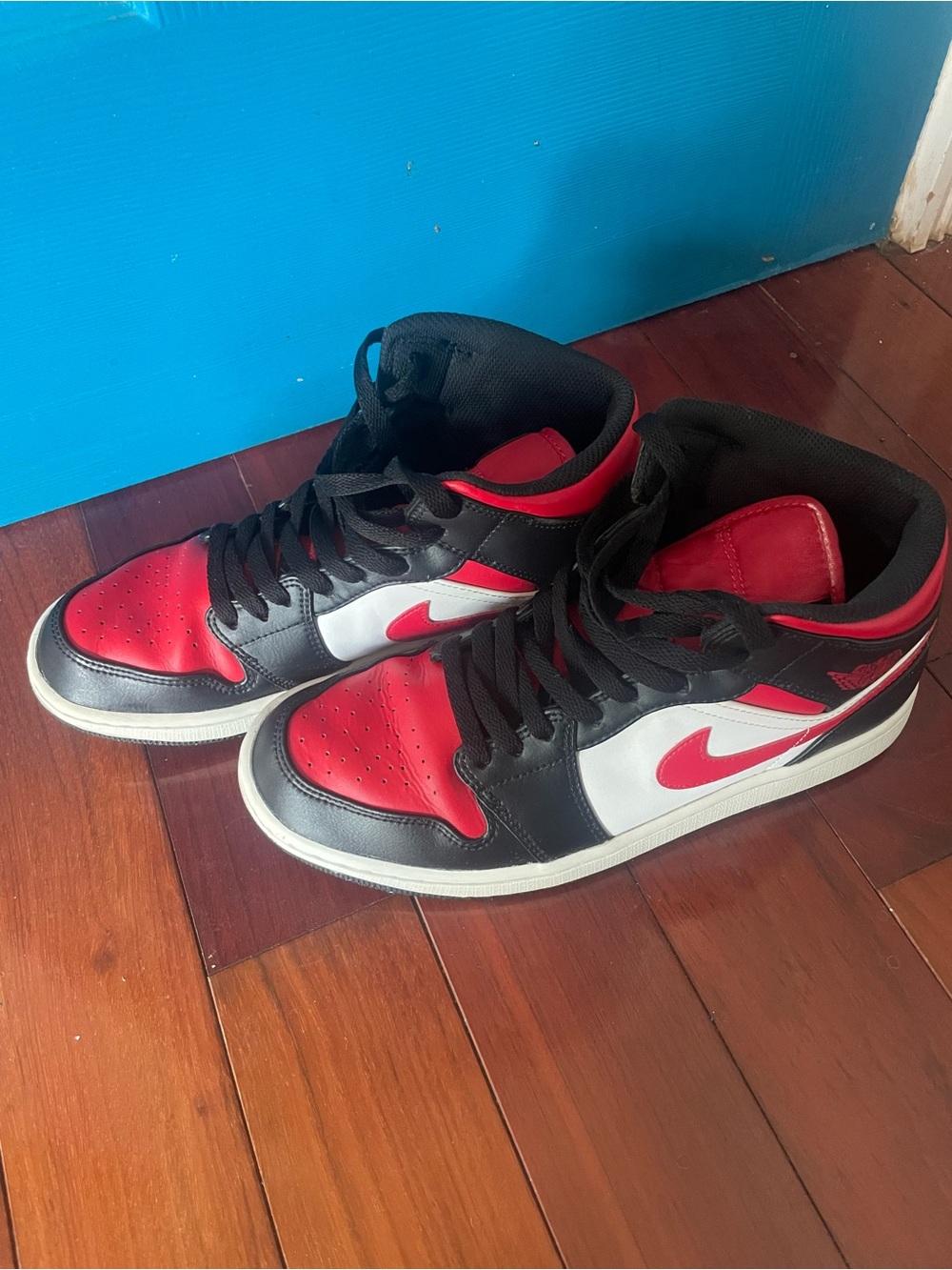 Air Jordan 1 Mid Black/Fire Red-White
